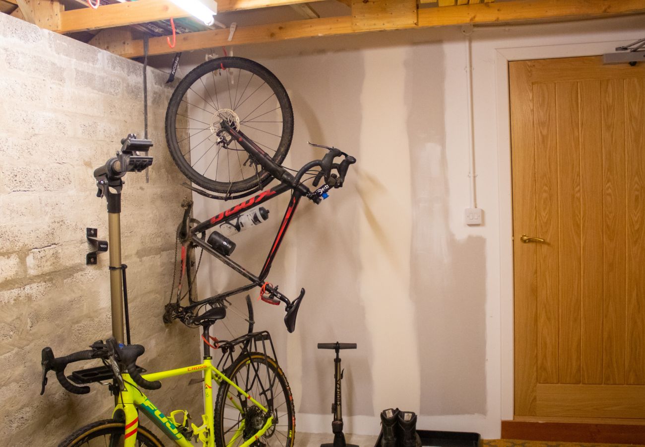 Aviemore holiday home with bike storage