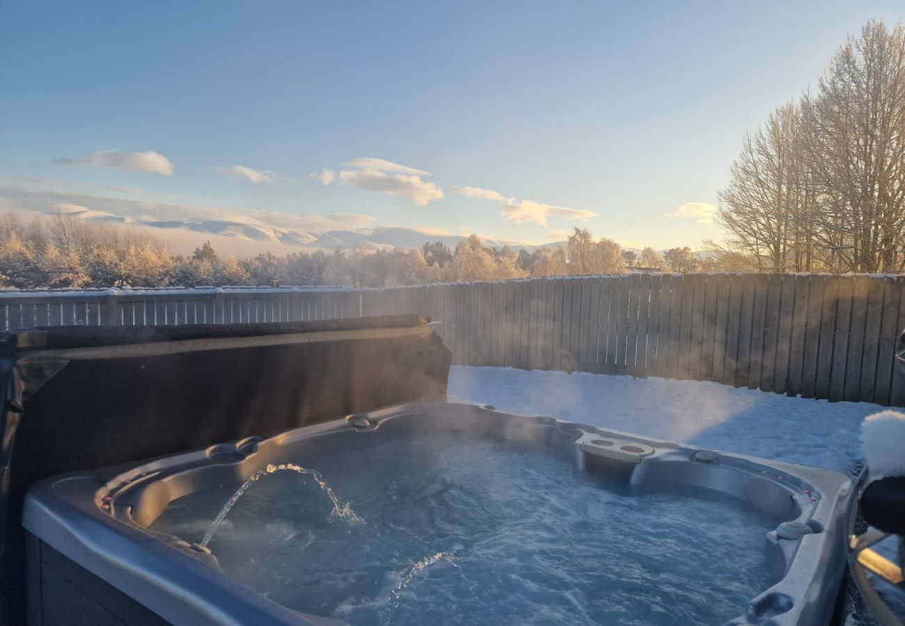 hot tub at Snowmass Lodge in winter