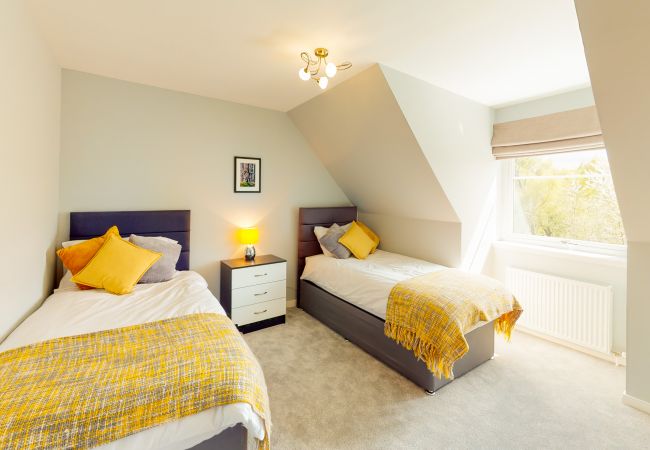 Bright airy twin room in Cairngorm holiday home