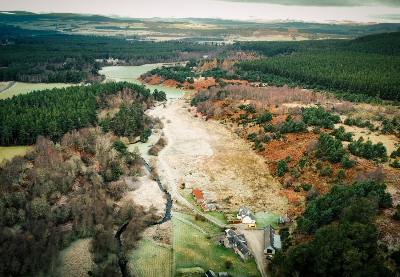 Cottage in Nethy Bridge - The Maltings - Highland lodge with hot tub and summer house