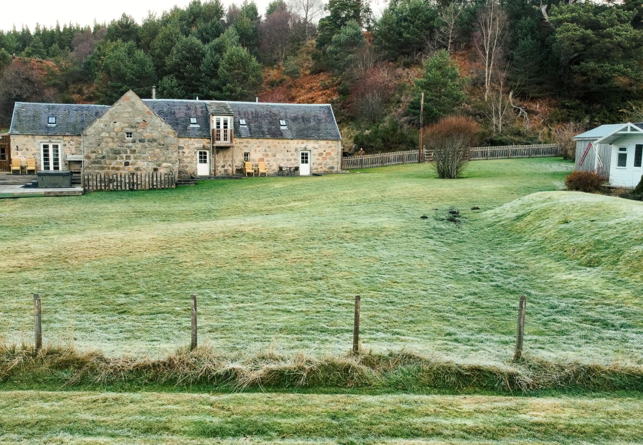 Cottage in Nethy Bridge - The Maltings - Highland lodge with hot tub and summer house