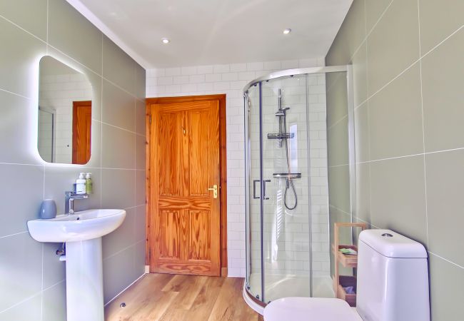House in Aviemore - Dalfern Lodge - Aviemore lodge with hot tub and bbq hut House in Aviemore - Dalfern Lodge - Aviemore lodge with hot tub and bbq hut