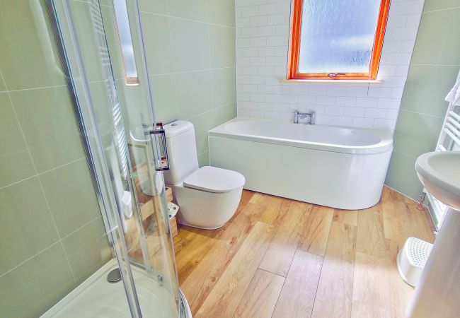 House in Aviemore - Dalfern Lodge - Aviemore lodge with hot tub and bbq hut House in Aviemore - Dalfern Lodge - Aviemore lodge with hot tub and bbq hut