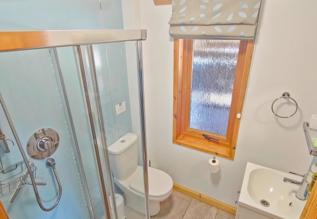 House in Aviemore - Dalfern Lodge - Aviemore lodge with hot tub and bbq hut House in Aviemore - Dalfern Lodge - Aviemore lodge with hot tub and bbq hut