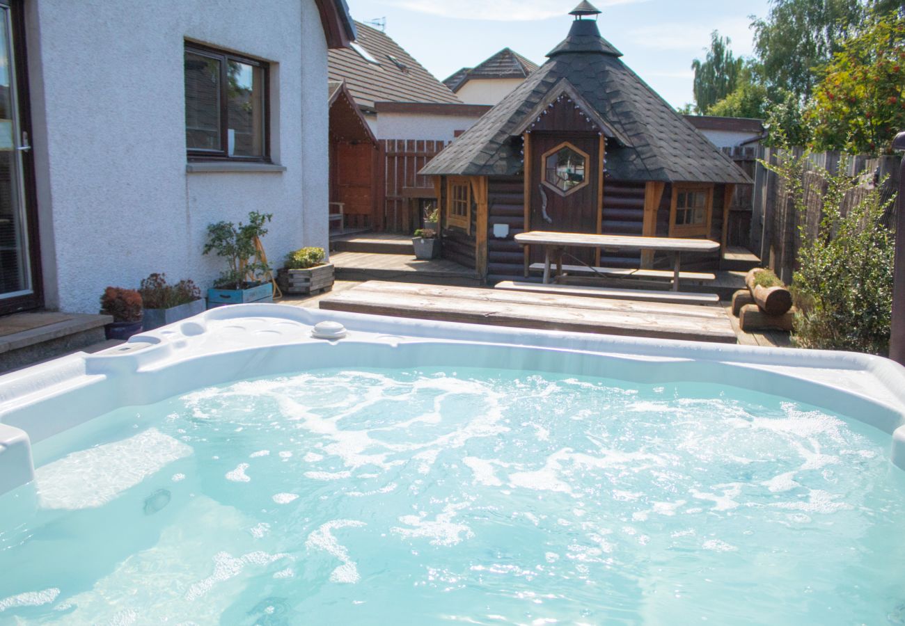 Lodge with a hot tub in Aviemore