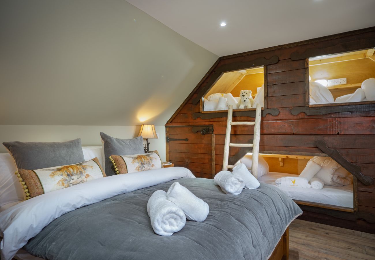 Double room with bunks in large luxury lodge near Aviemore