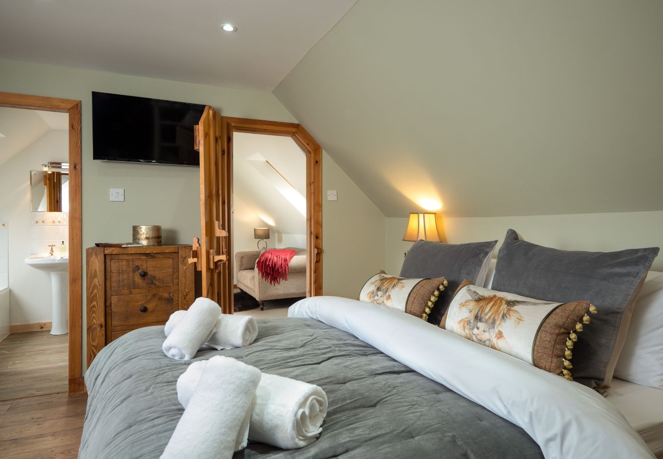  Double room with bunks in large luxury lodge near Aviemore