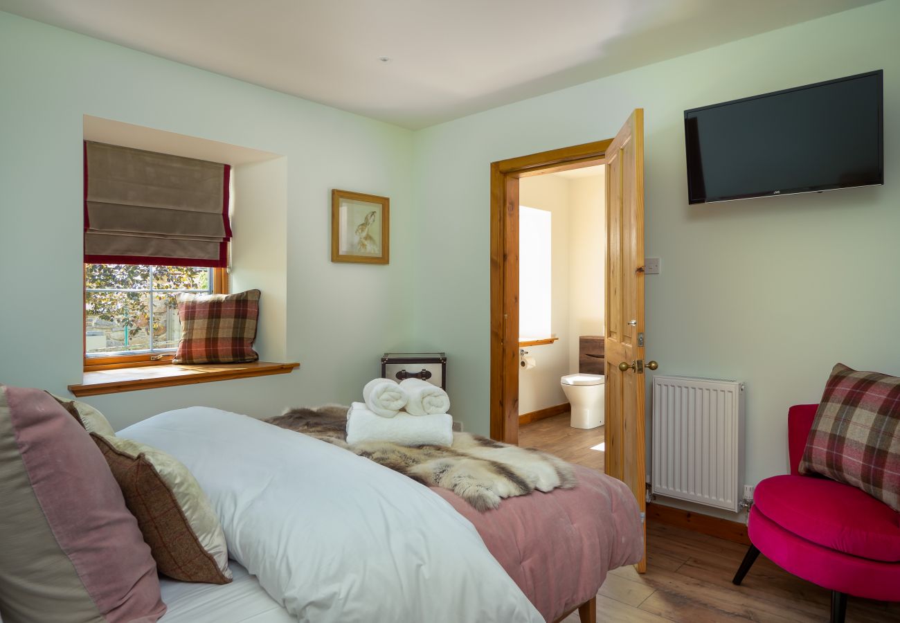 Ensuite double bedroom in Cairrngorm holiday lodge