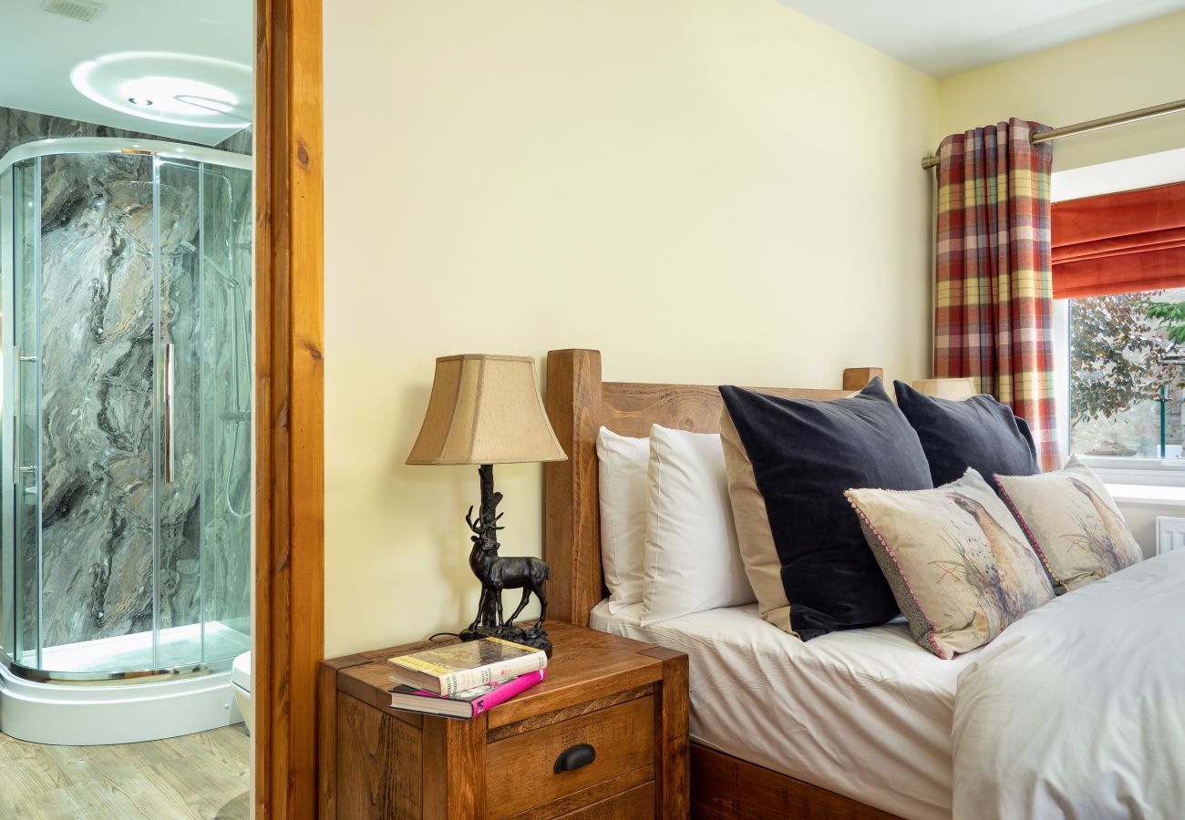 Ensuite double room with two single bunks in Cairngorm luxury lodge