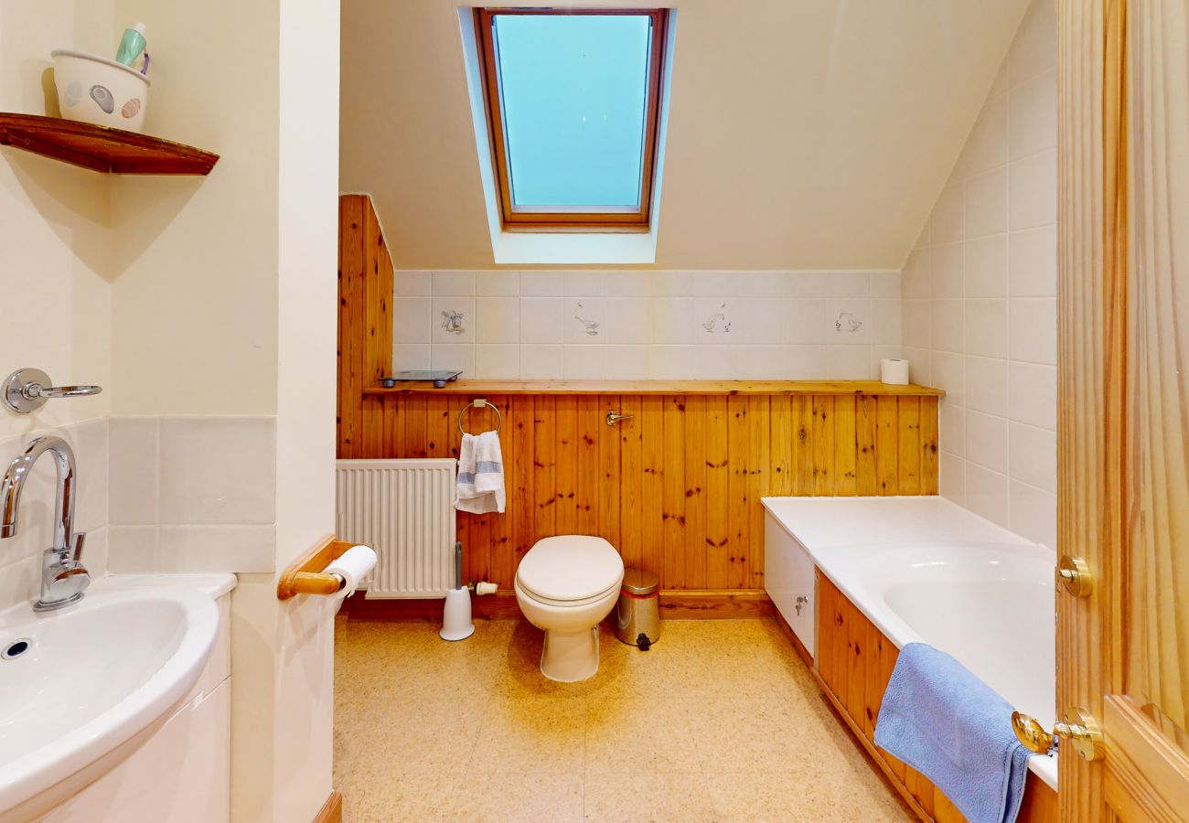 Family bathroom with shower at Carriden