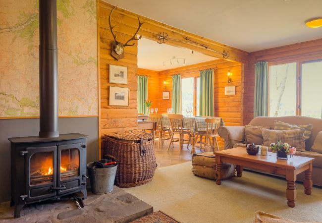 Cabin in Insh - Balbeag Cottage - Pet friendly Log Cabin 