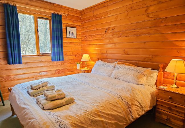 Double bedroom in a Highland log cabin 