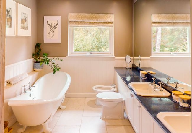 House in Tomatin - The Bell House - Highland hot tub lodge House in Tomatin - The Bell House - Highland hot tub lodge