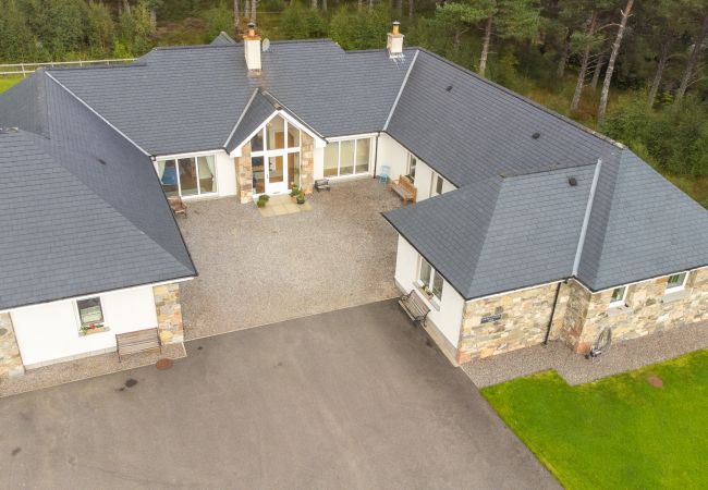 House in Tomatin - The Bell House - Highland hot tub lodge House in Tomatin - The Bell House - Highland hot tub lodge