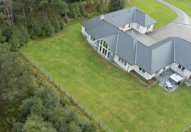 House in Tomatin - The Bell House - Highland hot tub lodge House in Tomatin - The Bell House - Highland hot tub lodge