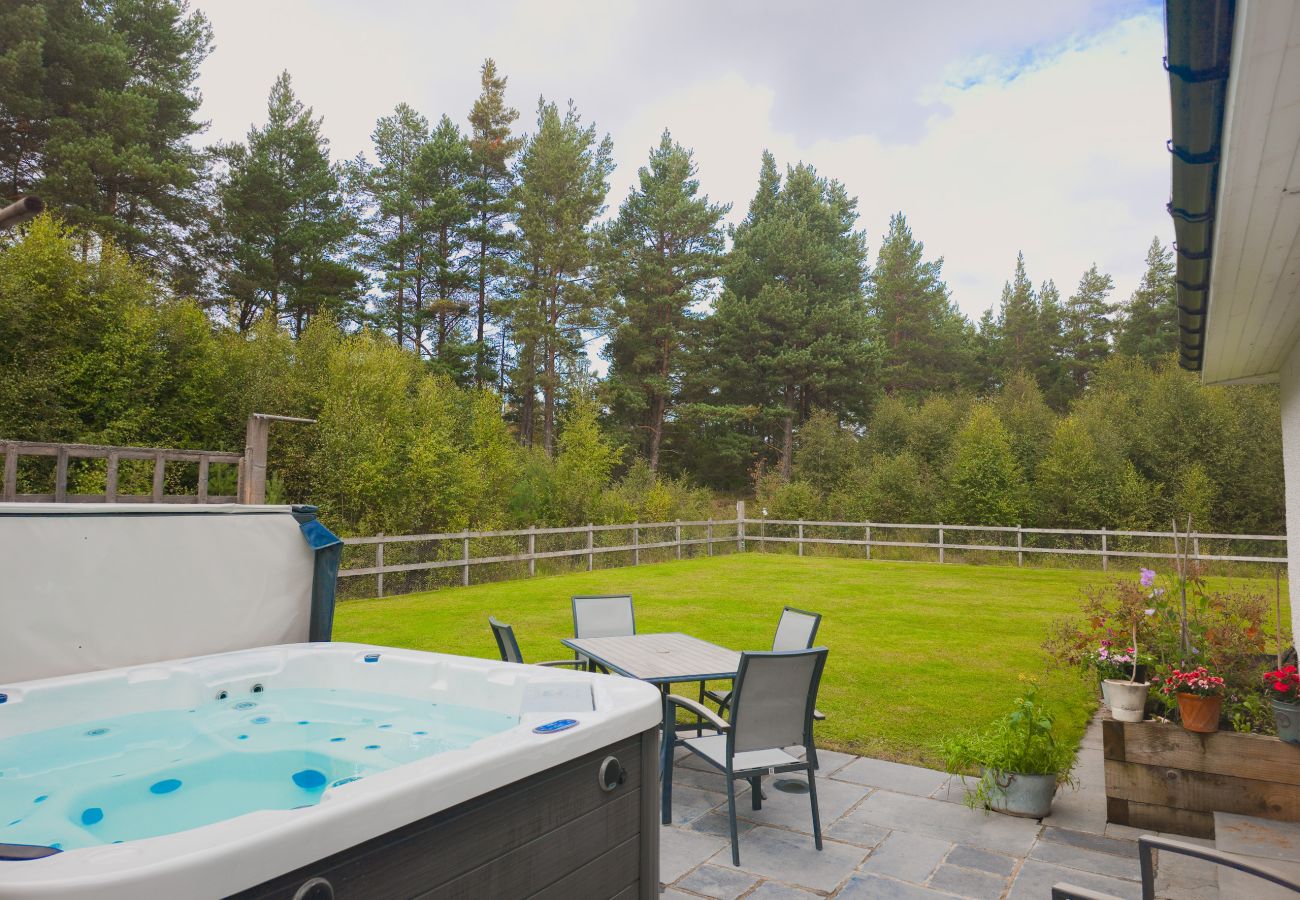 The hot tub and garden at The Bellhouse