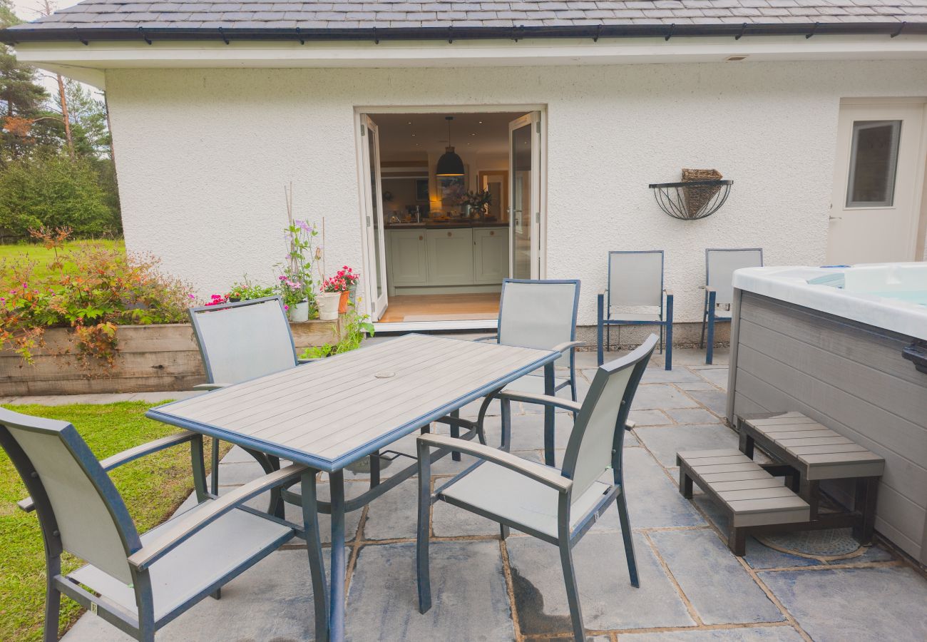 The hot tub and garden at The Bellhouse