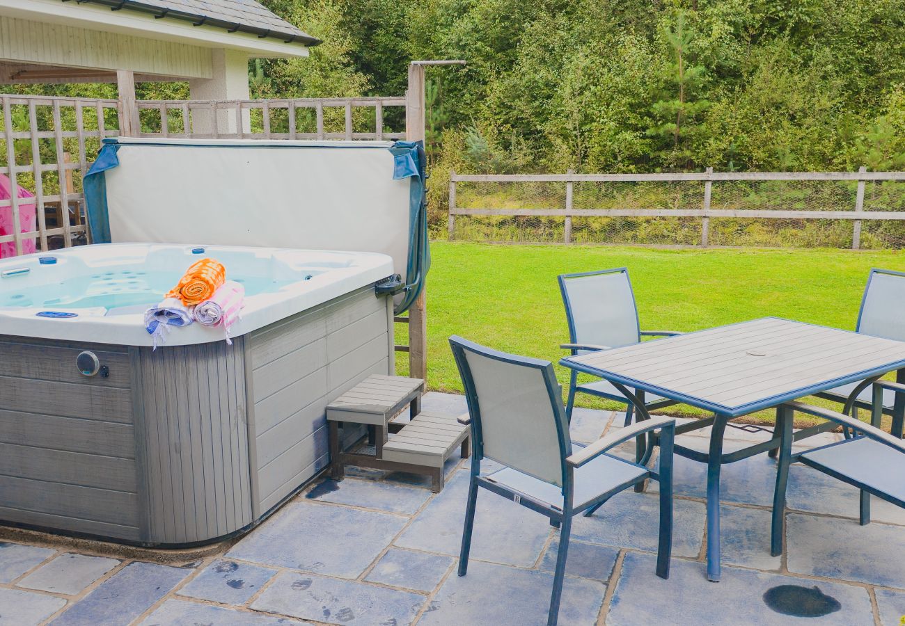 The hot tub and garden at The Bellhouse