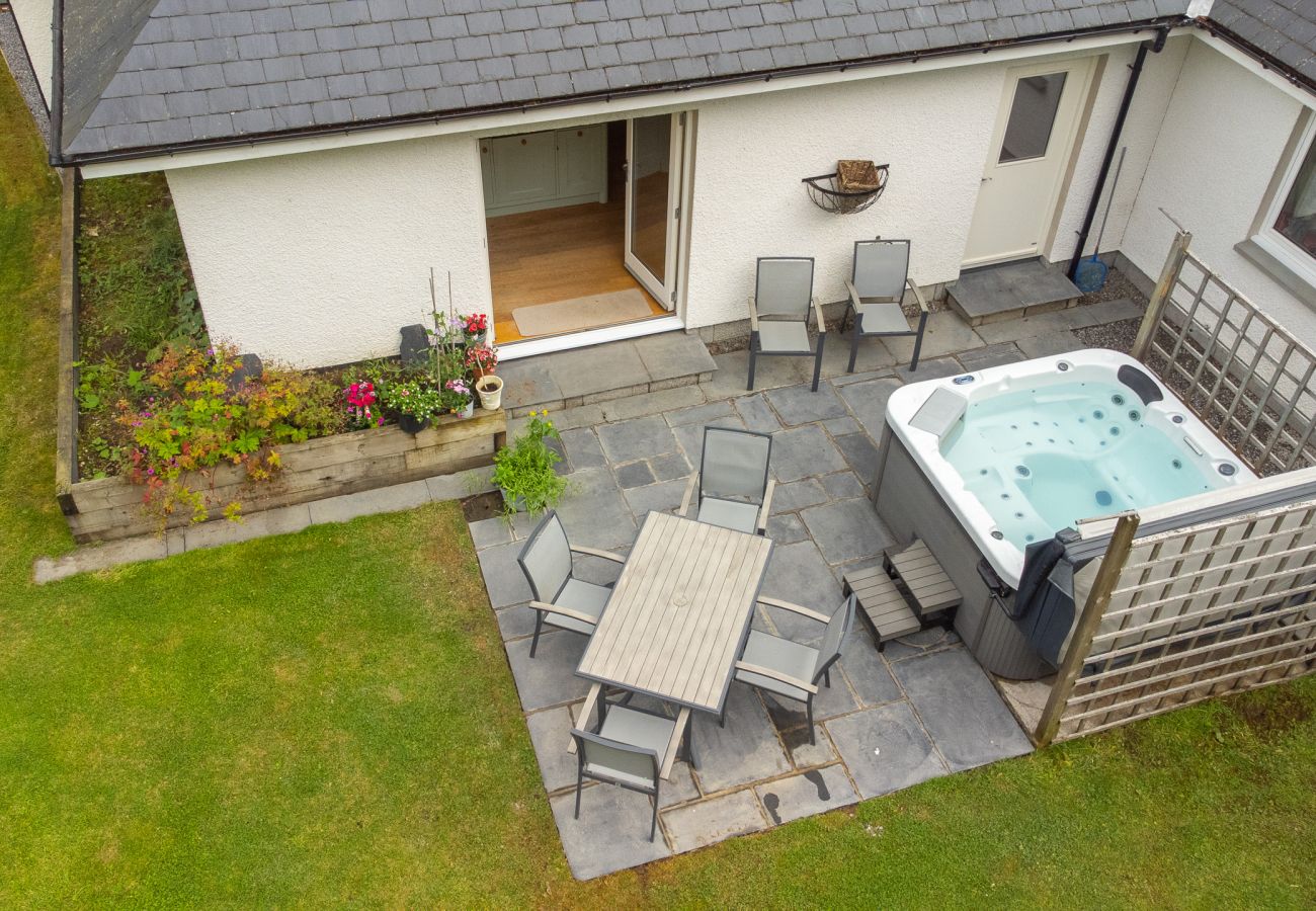 The hot tub and garden at The Bellhouse