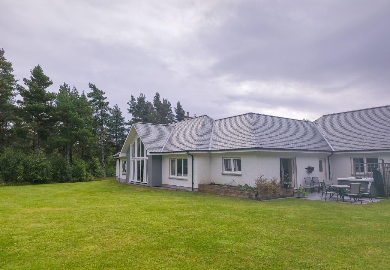 The Bellhouse garden view - Hot tub lodge