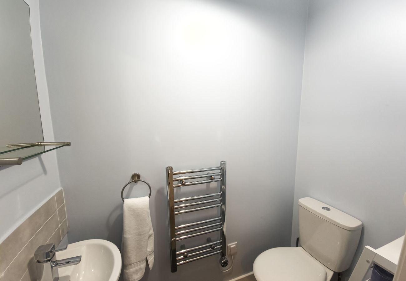 Taigh M'athair ensuite wc in twin room