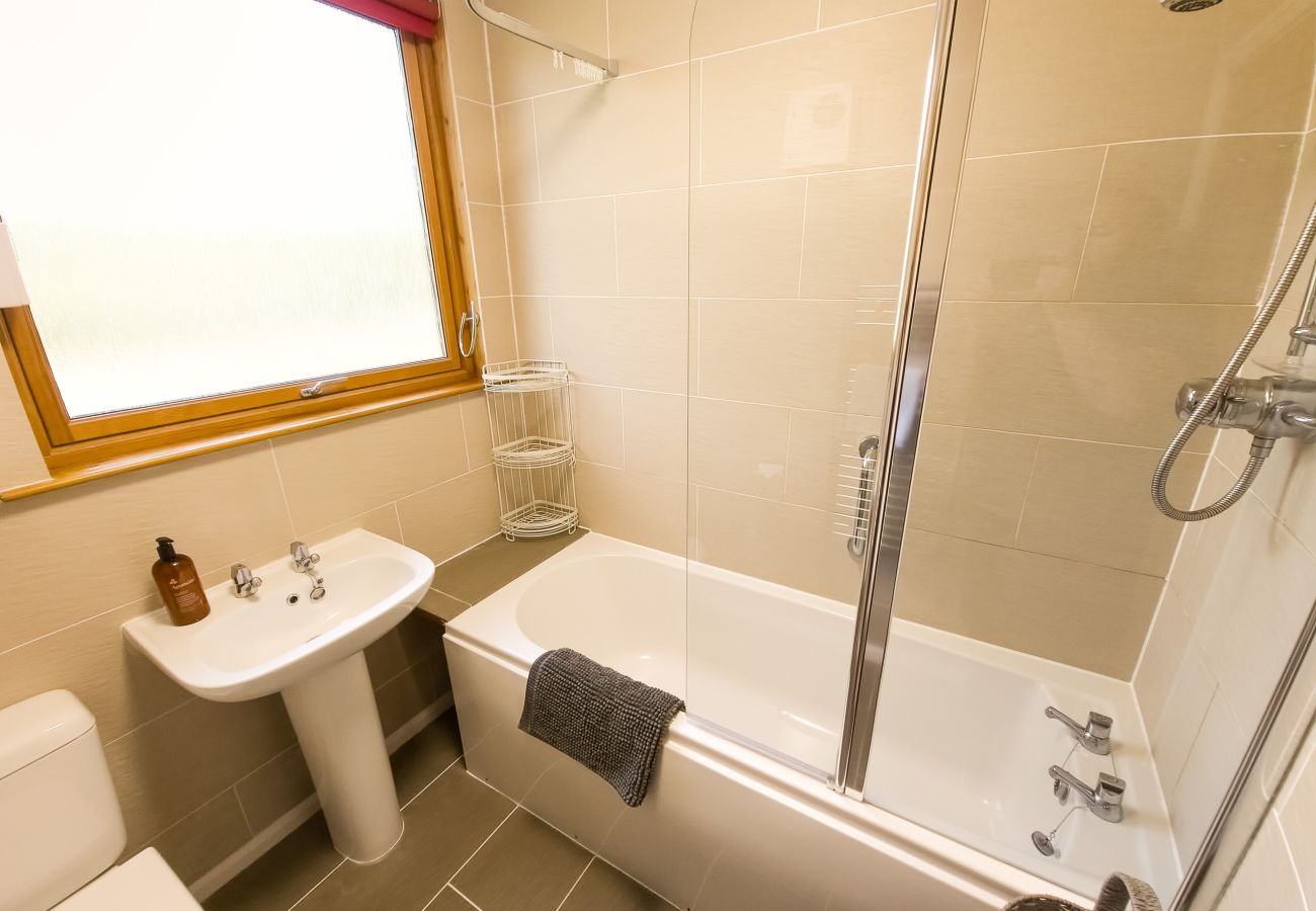 Family bathroom with shower over bath in a Nethy Bridge holiday cottage