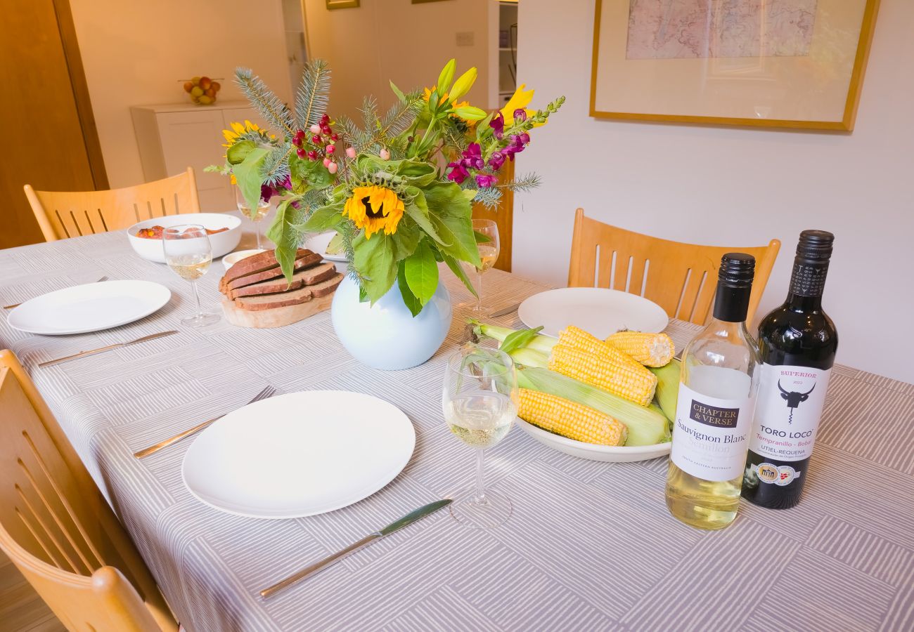   Taigh M'athair Nethy Bridge holiday home dining space