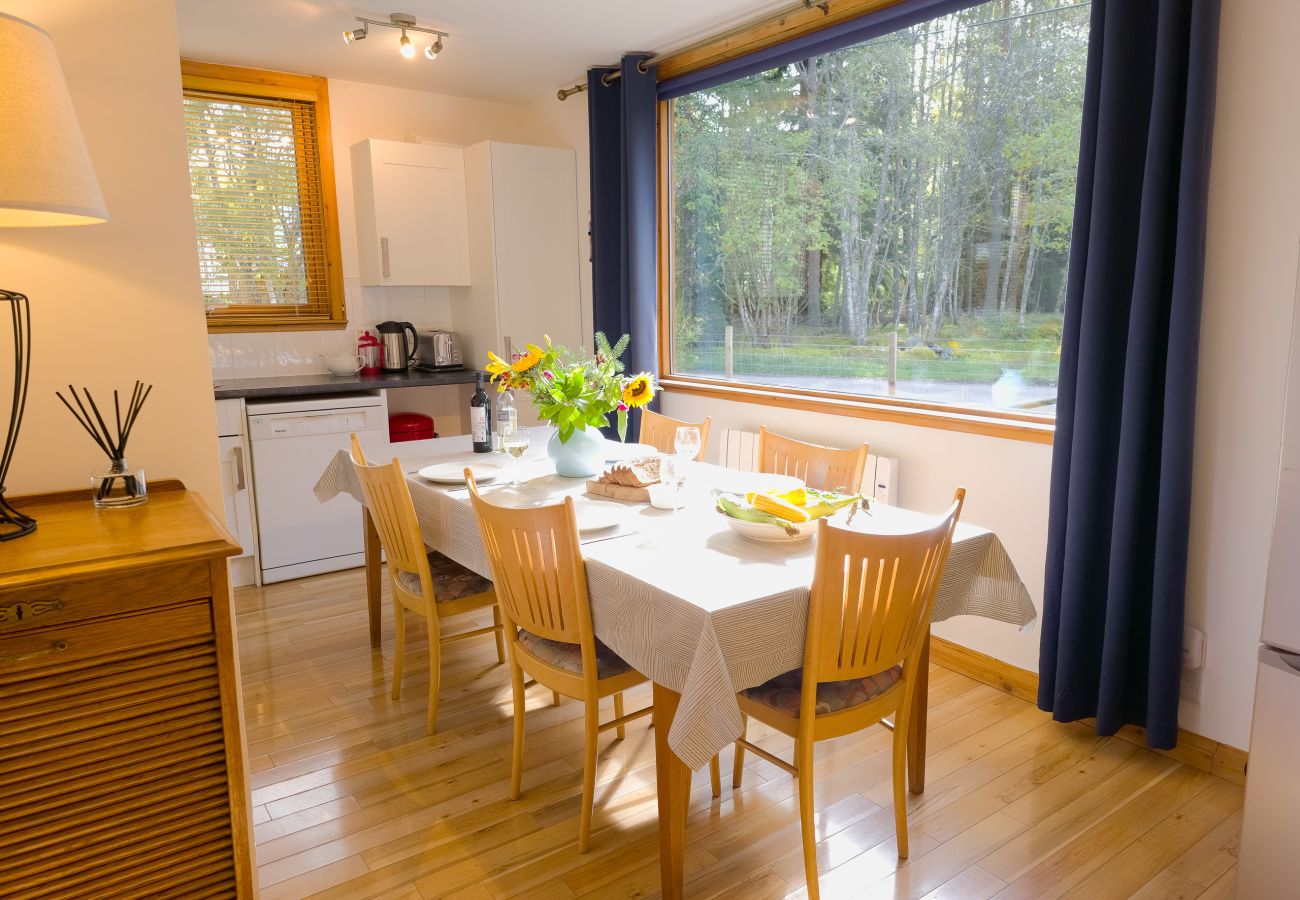 Taigh M'athair holiday cottage dining space