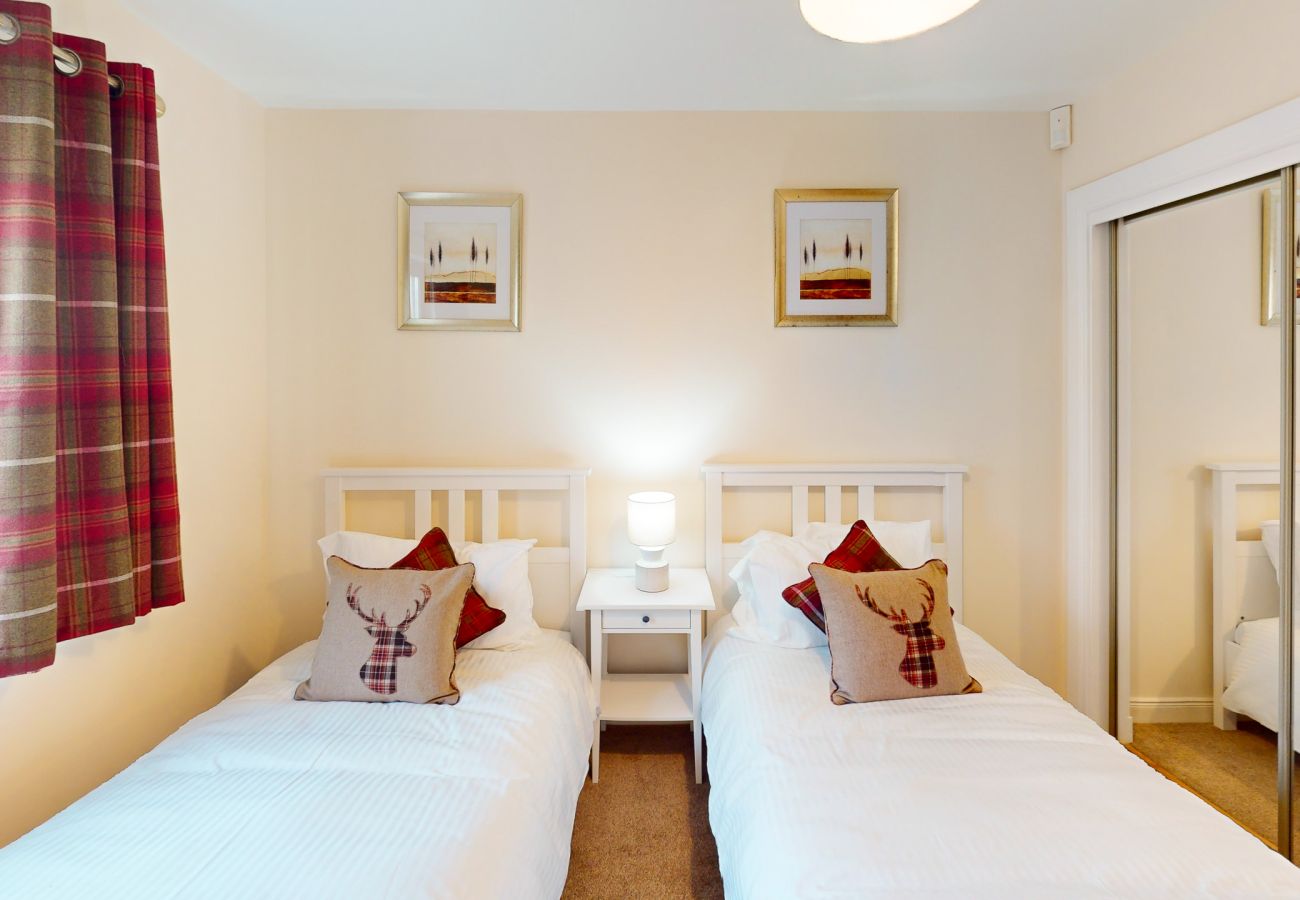 A twin room in this 4 bedroom Aviemore lodge