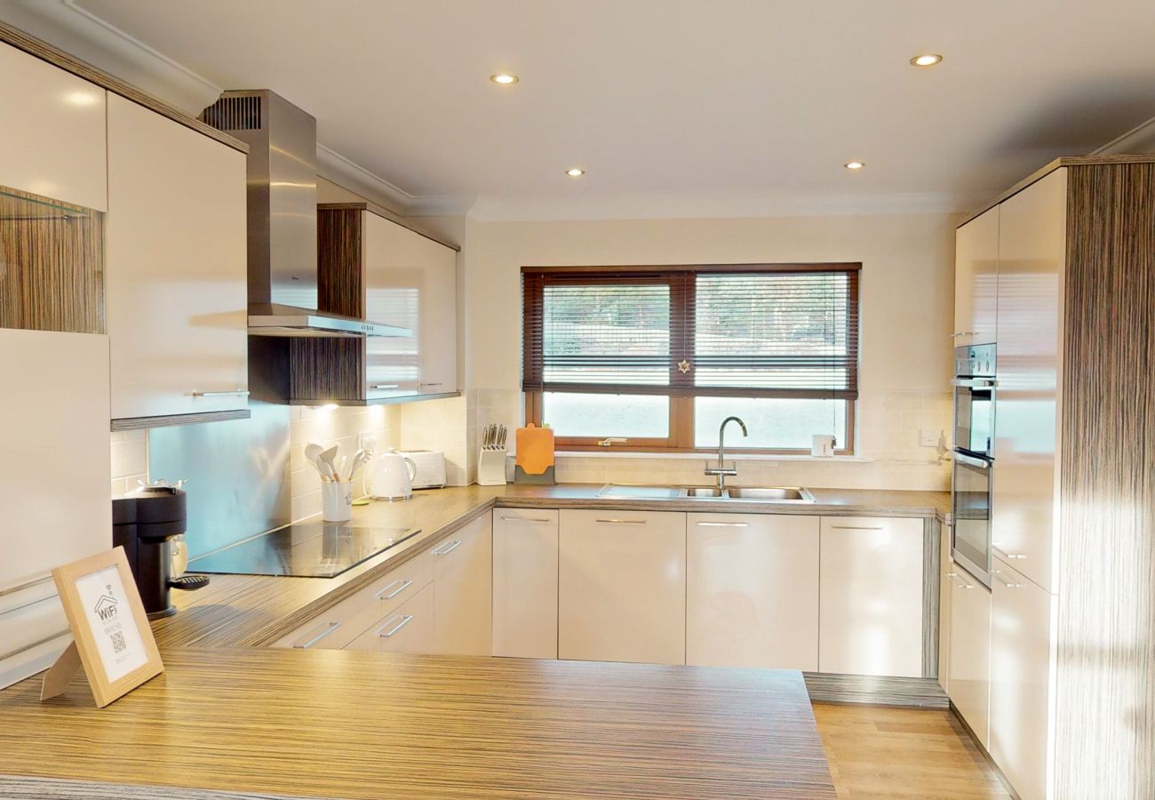 Spacious Kitchen with Modern Amenities in Aviemore Lodge