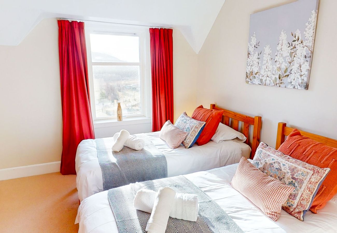 Twin bedroom with two beds in a holiday home in the Scottish Highlands