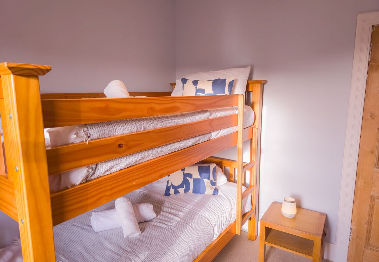 Bunk room with two beds in a holiday home in Laggan, Scotland