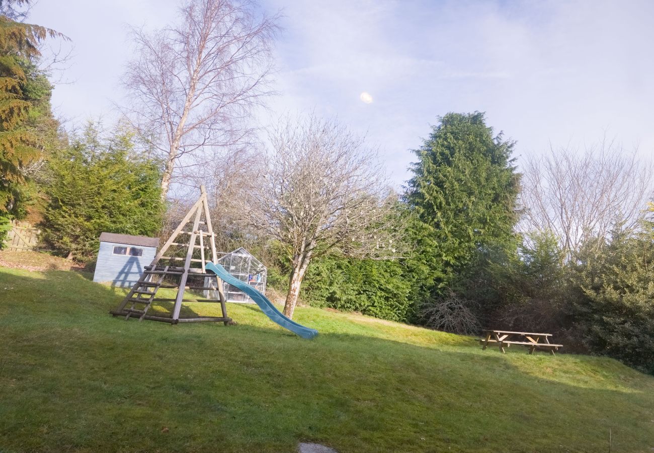 Garden with a play area at a holiday home in Laggan, Scotland