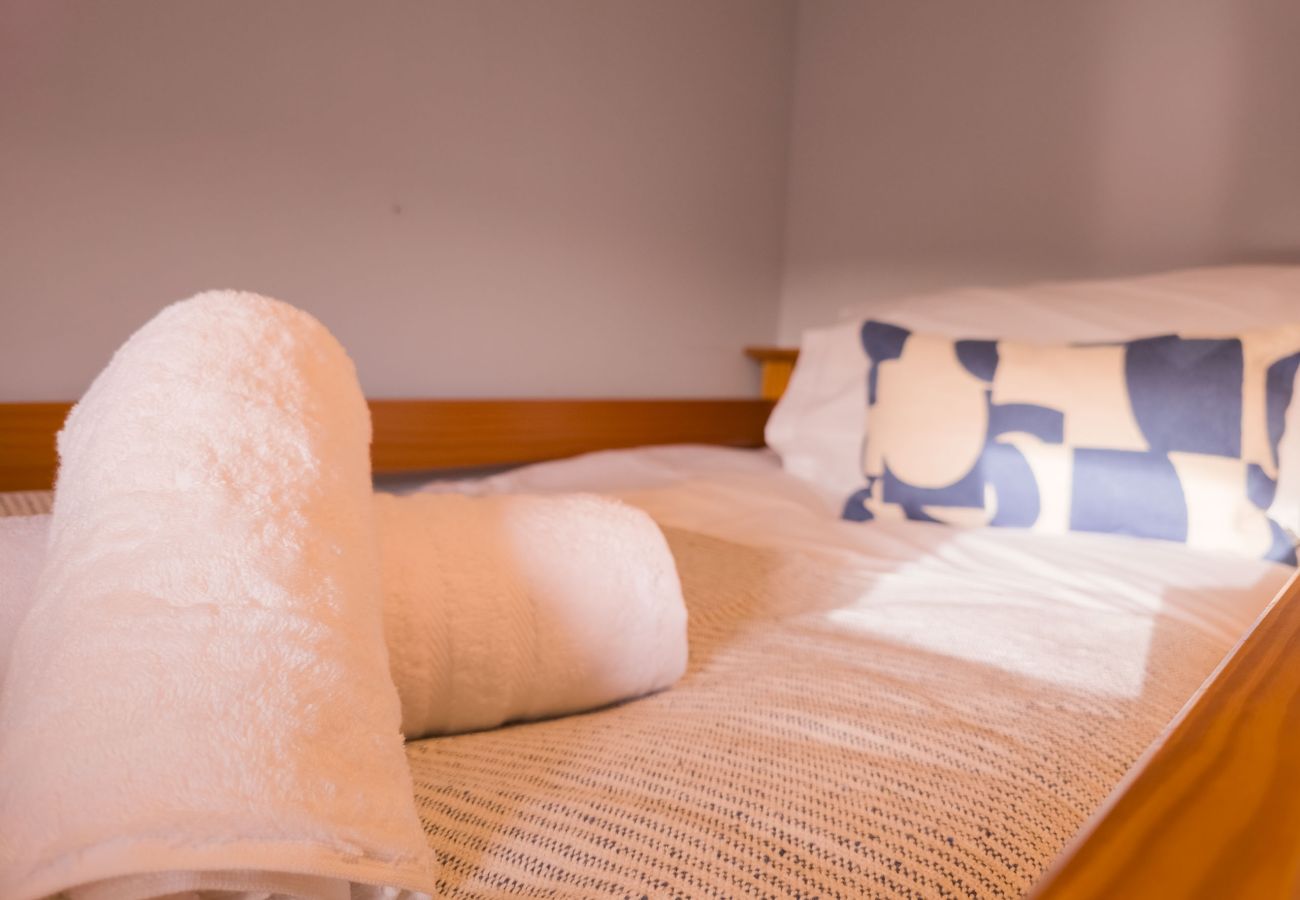 Bunk room with two beds in a holiday home in Laggan, Scotland