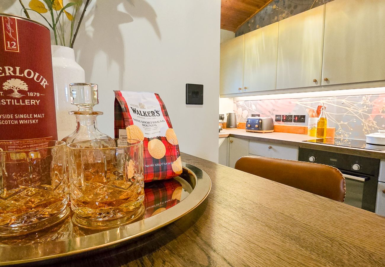 Aberlour Whisky and Walkers Shortbread at the breakfast bar at Telford Cottage