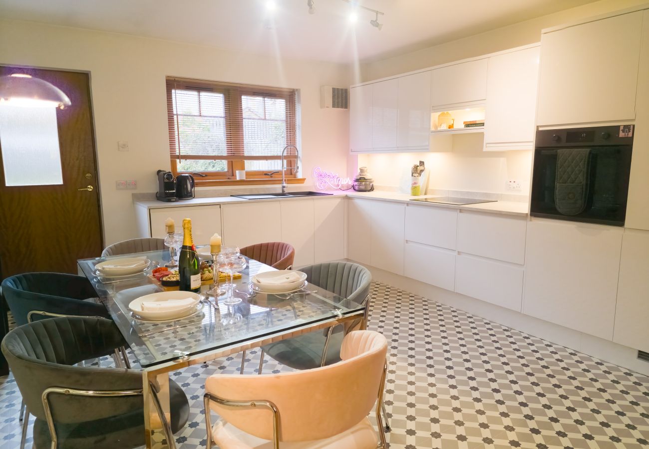 Bright kitchen and dining combo Aviemore