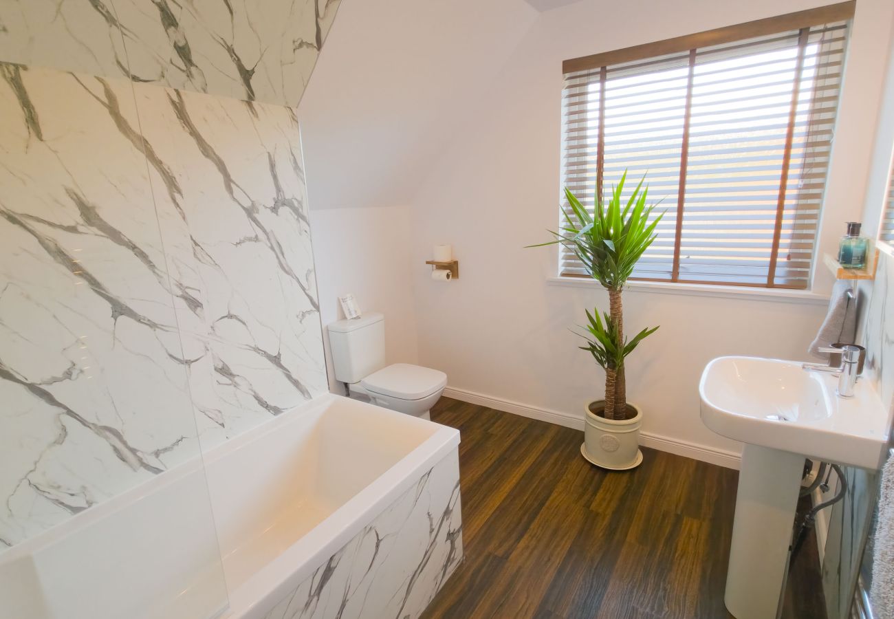 House in Aviemore - Luxurious Aviemore Lodge with hot tub