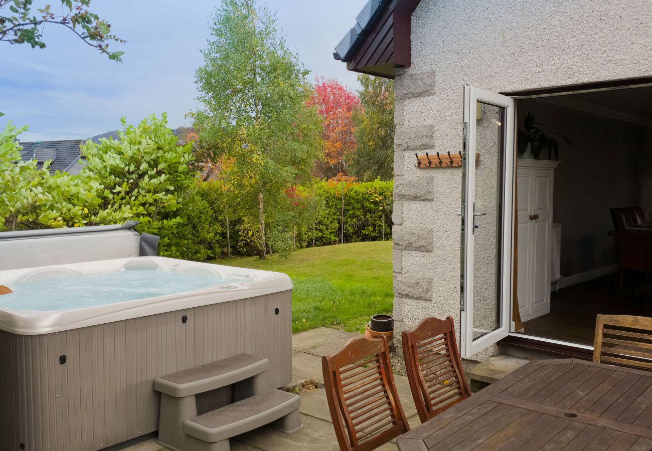 House in Aviemore - Luxurious Aviemore Lodge with hot tub