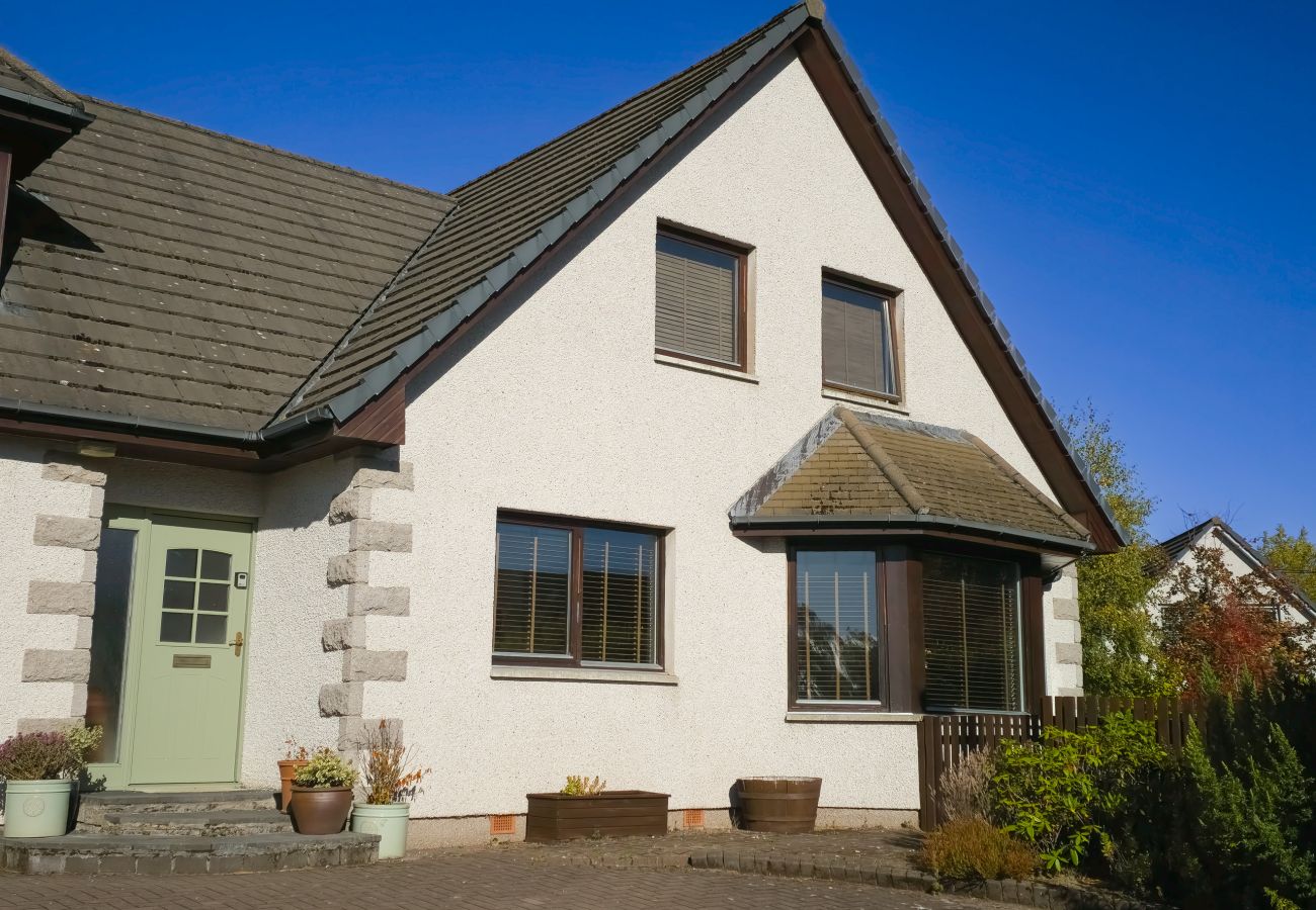 House in Aviemore - Luxurious Aviemore Lodge with hot tub