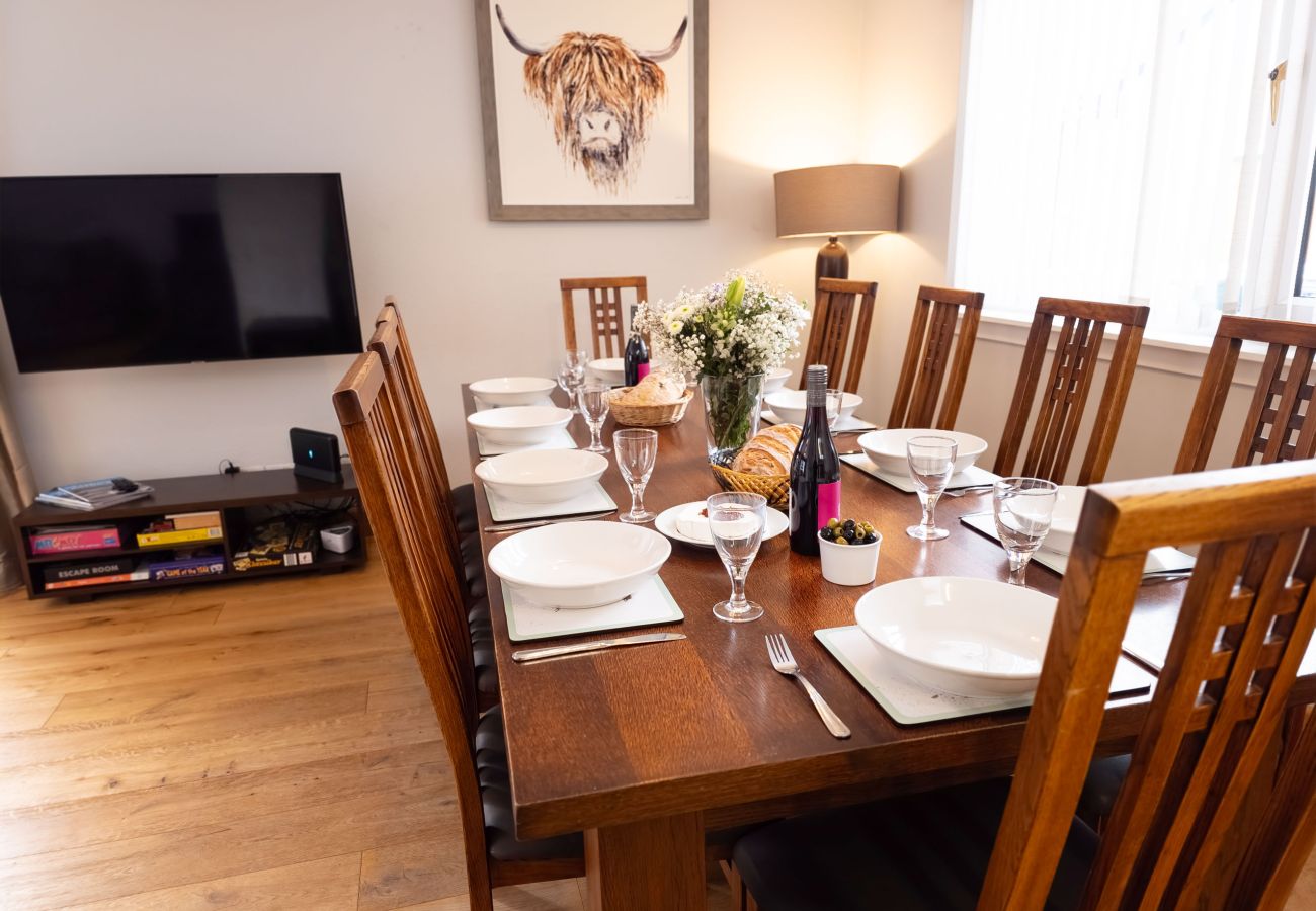 Set dining table with wine and flowers