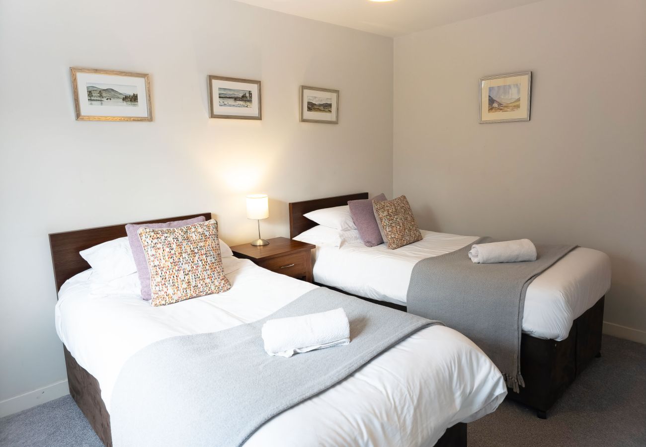 Twin beds with cosy decor