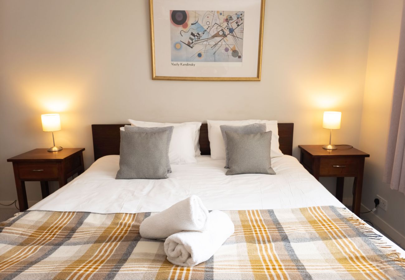 Double bed with bedside lamps