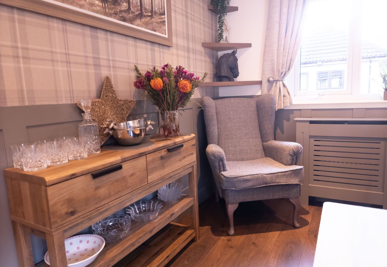 Cosy smaller dining area or breakfast nook with framed pictures.