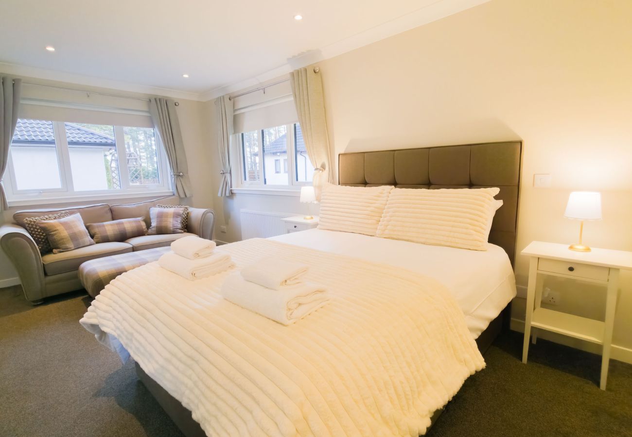 Peaceful and spacious master bedroom in this Hiighland holiday lodge.