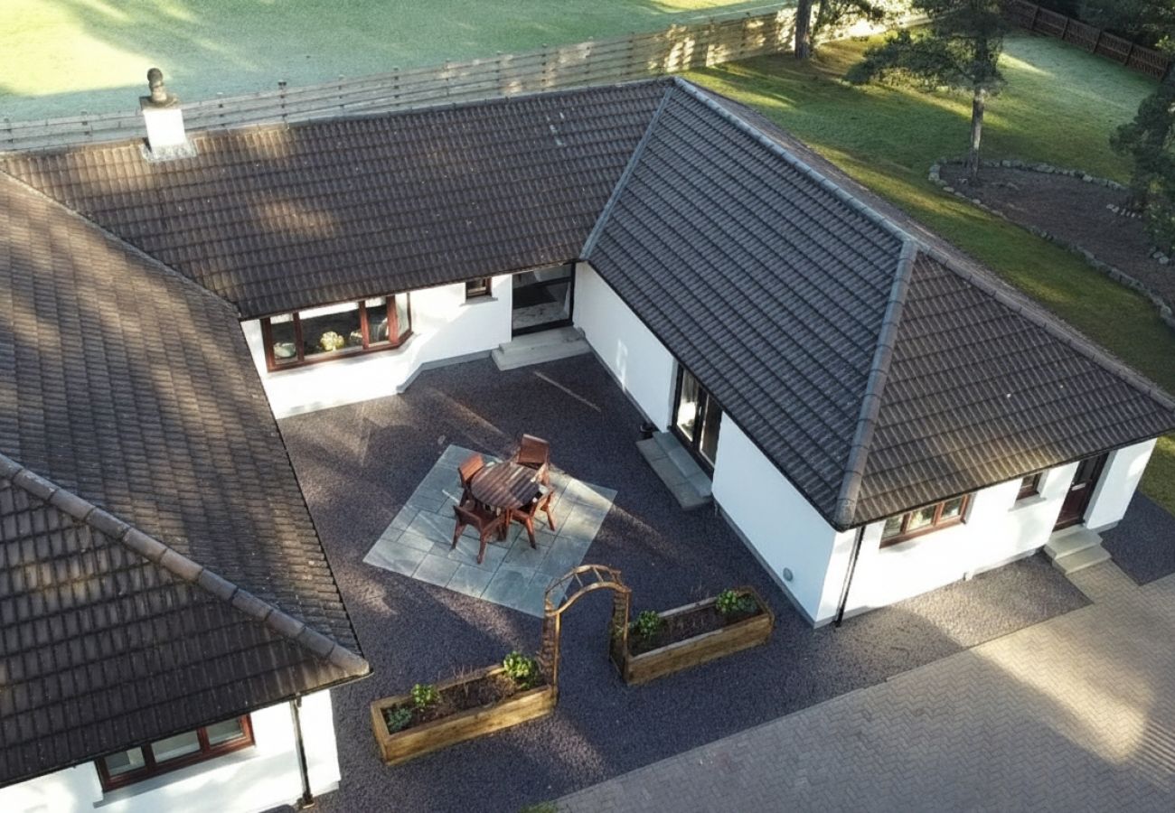 House in Tomatin - Woodland House - Tomatin - family holiday home - on route 7 cycle route