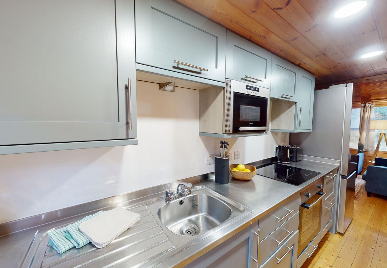 Fully equipped kitchen including dishwasher and full size fridge freezer