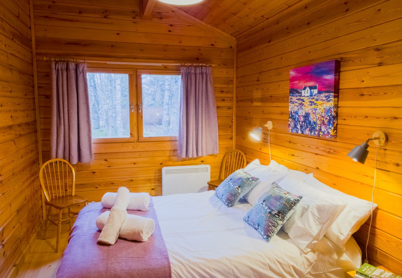 Crisp linen and wool throws at Tormore cabin