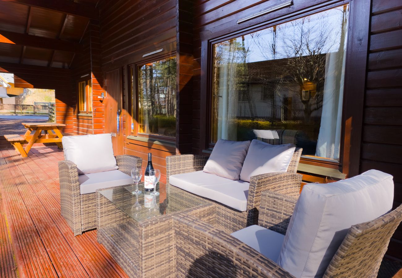 Enjoy outdoor dining at Tormore cabin 