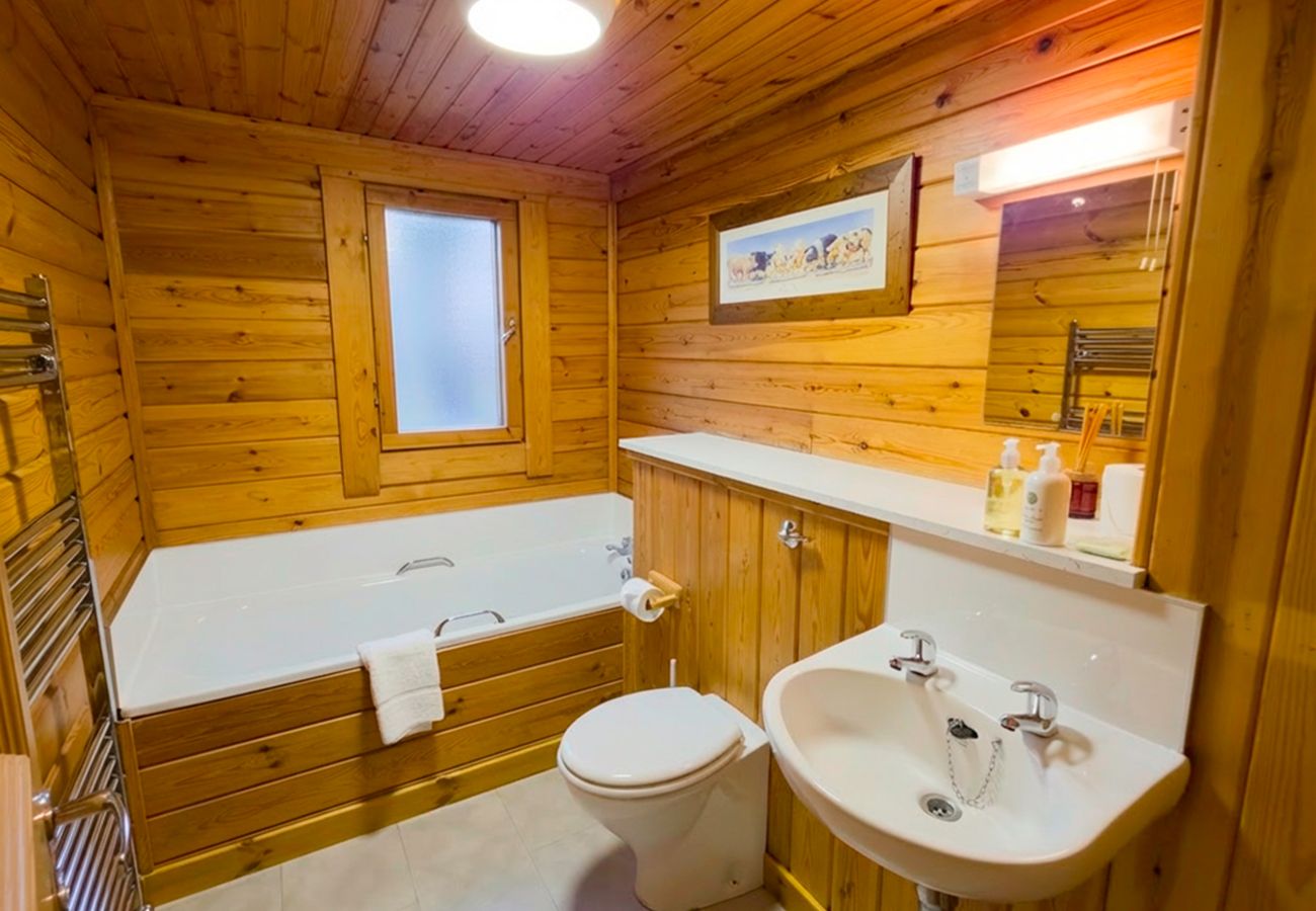 Cozy bathroom with heated towel rail at Tormore Cabin