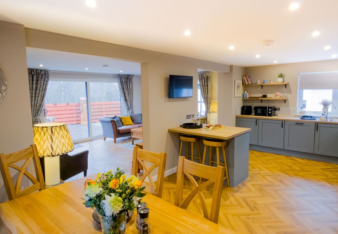 House in Aviemore - Kestrel Lodge - Aviemore hot tub lodge with sauna